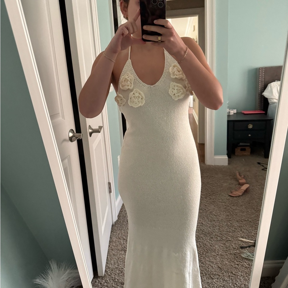 Elegant White Sleeveless Dress